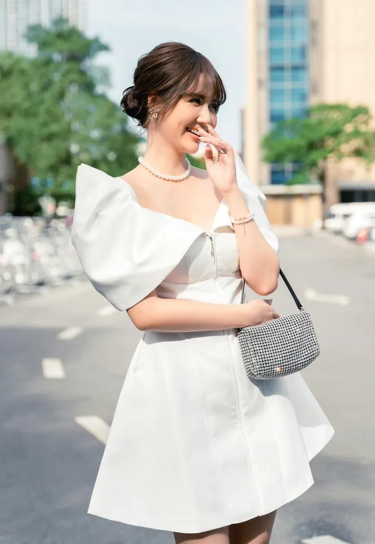 Huyền Lizzie đẹp mọi góc nhìn, đọ dáng bên dàn diễn viên Thương ngày nắng về - Ảnh 1. Huyền Lizzie đẹp mọi góc nhìn, đọ dáng bên dàn diễn viên Thương ngày nắng về - Ảnh 1.