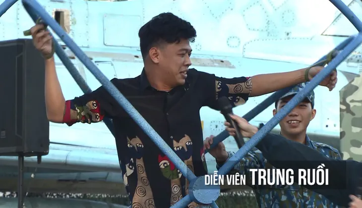 Trung Ruồi xanh mặt với các phần thi trong Chúng tôi chiến sĩ - Ảnh 5. Trung Ruồi xanh mặt với các phần thi trong Chúng tôi chiến sĩ - Ảnh 5.