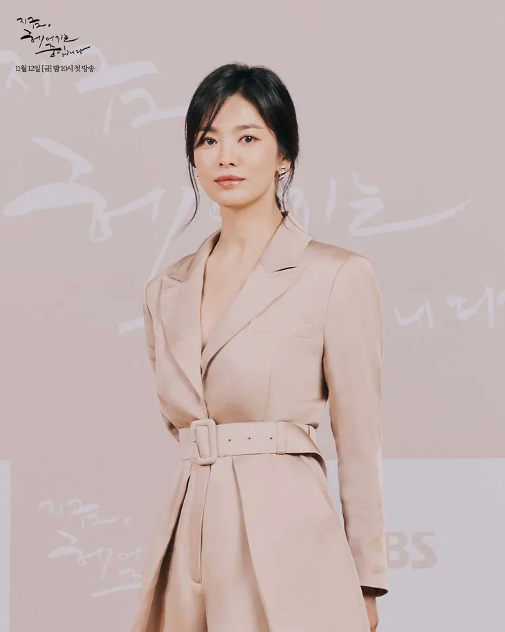 Song Hye Kyo trẻ trung bên bạn diễn kém 11 tuổi - Ảnh 1. Song Hye Kyo trẻ trung bên bạn diễn kém 11 tuổi - Ảnh 1.