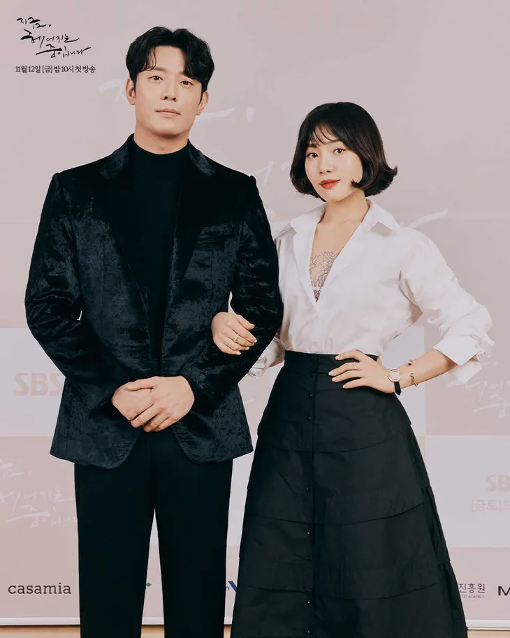 Song Hye Kyo trẻ trung bên bạn diễn kém 11 tuổi - Ảnh 3. Song Hye Kyo trẻ trung bên bạn diễn kém 11 tuổi - Ảnh 3.