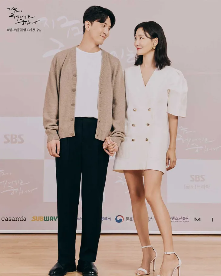 Song Hye Kyo trẻ trung bên bạn diễn kém 11 tuổi - Ảnh 4. Song Hye Kyo trẻ trung bên bạn diễn kém 11 tuổi - Ảnh 4.