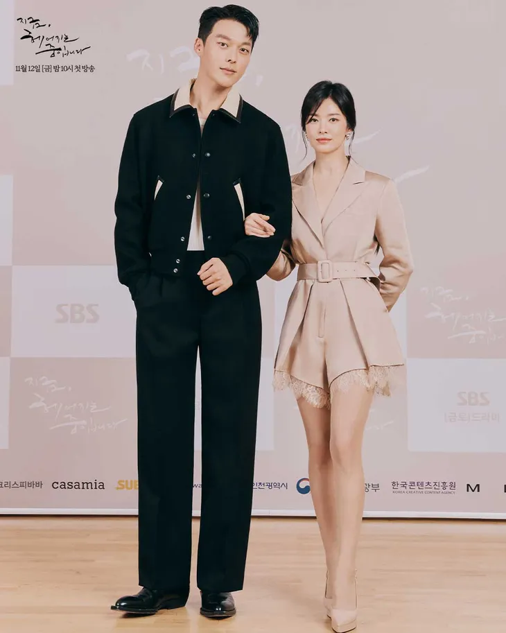 Song Hye Kyo trẻ trung bên bạn diễn kém 11 tuổi - Ảnh 5. Song Hye Kyo trẻ trung bên bạn diễn kém 11 tuổi - Ảnh 5.