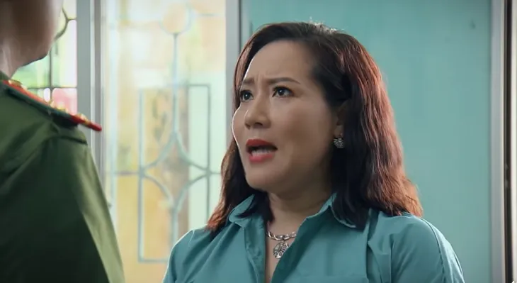 Phố trong làng - Tập 3: Tú bà công khai đưa hối lộ Nam ở trụ sở công an - Ảnh 1.