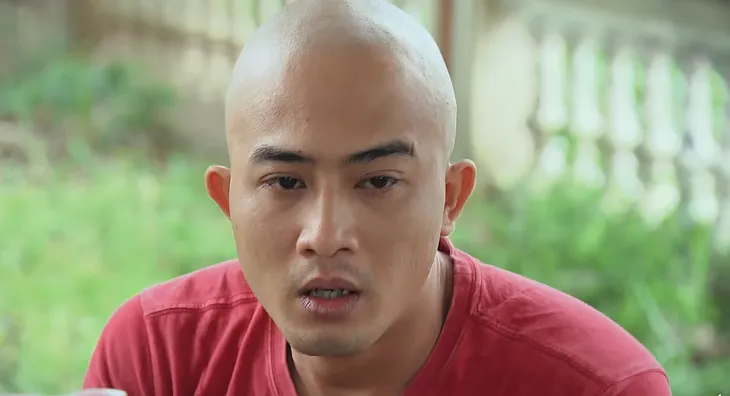 Phố trong làng - Tập 3: Tú bà công khai đưa hối lộ Nam ở trụ sở công an - Ảnh 5.