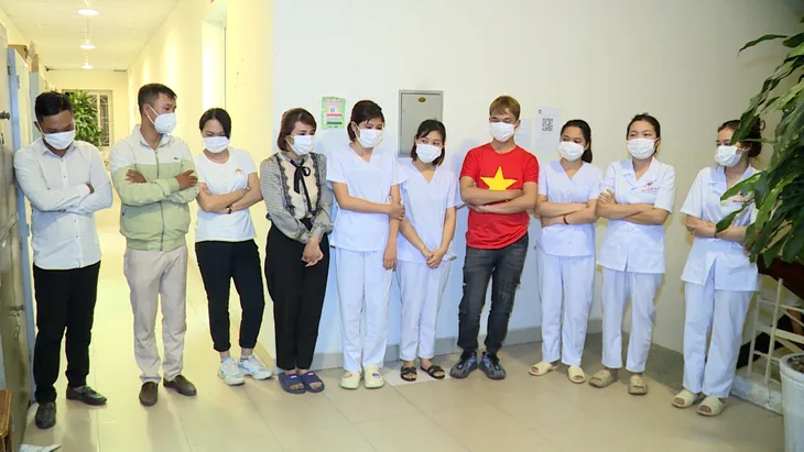 Phát hiện nhóm giả danh nhân viên y tế xét nghiệm COVID-19 cho khán giả vào sân Mỹ Đình - Ảnh 4. Phát hiện nhóm giả danh nhân viên y tế xét nghiệm COVID-19 cho khán giả vào sân Mỹ Đình - Ảnh 4.