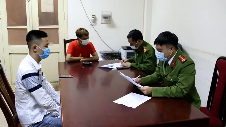 Phát hiện nhóm giả danh nhân viên y tế xét nghiệm COVID-19 cho khán giả vào sân Mỹ Đình - Ảnh 5. Phát hiện nhóm giả danh nhân viên y tế xét nghiệm COVID-19 cho khán giả vào sân Mỹ Đình - Ảnh 5.