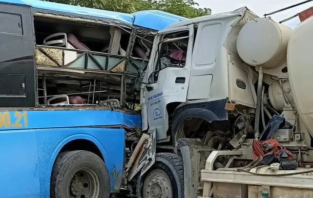Xe khách bị xe bồn tông ngang thân, 5 người may mắn thoát nạn - Ảnh 1. Xe khách bị xe bồn tông ngang thân, 5 người may mắn thoát nạn - Ảnh 1.