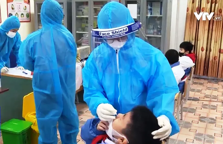 Nhiều F0 là học sinh, Quảng Ninh xét nghiệm sàng lọc trong trường học - Ảnh 1. Nhiều F0 là học sinh, Quảng Ninh xét nghiệm sàng lọc trong trường học - Ảnh 1.