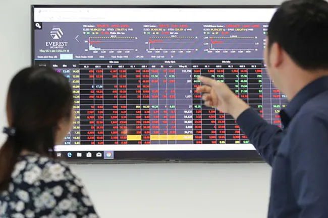 VN-Index mất hơn 4 điểm - Ảnh 1. VN-Index mất hơn 4 điểm - Ảnh 1.