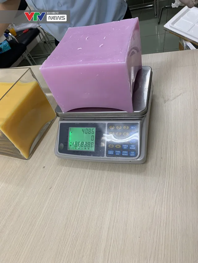 Liên tục phát hiện, bắt giữ ma tuý trong lô hàng quà biếu - Ảnh 2. Liên tục phát hiện, bắt giữ ma tuý trong lô hàng quà biếu - Ảnh 2.