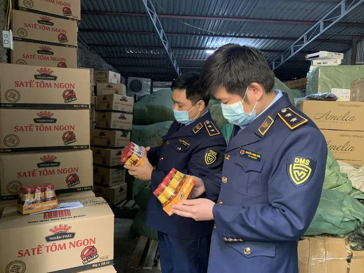 Thu giữ số lượng khủng sản phẩm sa tế giả nhãn hiệu - Ảnh 3. Thu giữ số lượng khủng sản phẩm sa tế giả nhãn hiệu - Ảnh 3.