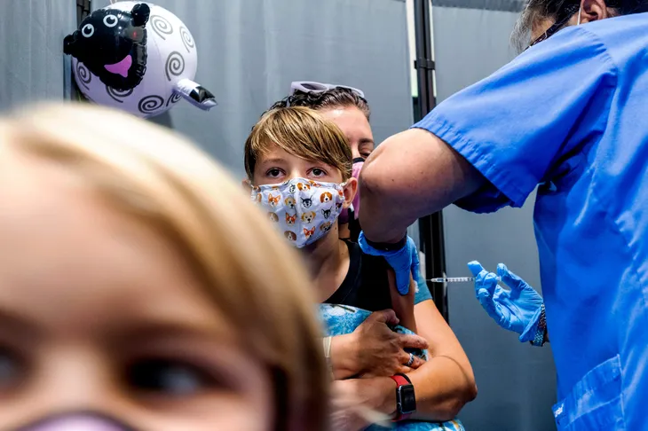 Số người đi tiêm vaccine COVID-19 tuần qua ở Mỹ đạt mức cao nhất trong gần 6 tháng - Ảnh 1. Số người đi tiêm vaccine COVID-19 tuần qua ở Mỹ đạt mức cao nhất trong gần 6 tháng - Ảnh 1.