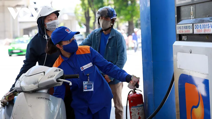 Kiềm chế đà tăng giá xăng dầu qua cơ chế hỗ trợ gián tiếp - Ảnh 1. Kiềm chế đà tăng giá xăng dầu qua cơ chế hỗ trợ gián tiếp - Ảnh 1.