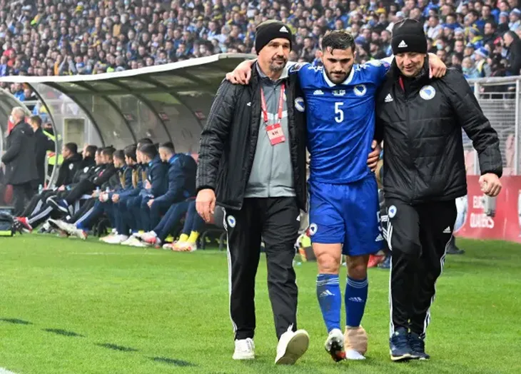 Sead Kolasinac gặp chấn thương nặng ở vòng loại World Cup 2022 - Ảnh 3. Sead Kolasinac gặp chấn thương nặng ở vòng loại World Cup 2022 - Ảnh 3.