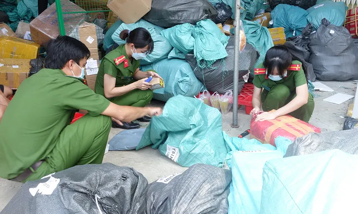 Phát hiện nhiều hàng hóa không rõ nguồn gốc trong điểm giao hàng tiết kiệm - Ảnh 1. Phát hiện nhiều hàng hóa không rõ nguồn gốc trong điểm giao hàng tiết kiệm - Ảnh 1.