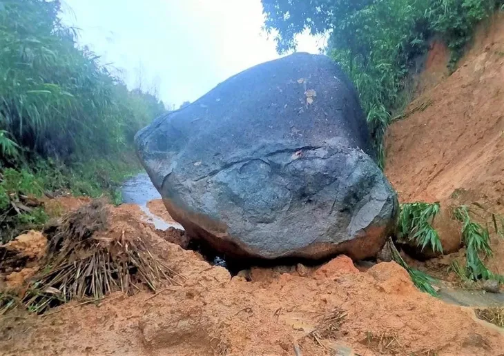 Mưa lớn gây sạt lở, ngập lụt ở Bình Định - Ảnh 4. Mưa lớn gây sạt lở, ngập lụt ở Bình Định - Ảnh 4.