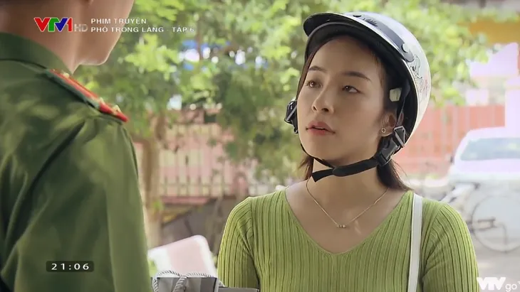 Phố trong làng - Tập 6: Vừa về làng, trung úy Đông đã ấp ủ được làm rể Tân Xuân - Ảnh 8. Phố trong làng - Tập 6: Vừa về làng, trung úy Đông đã ấp ủ được làm rể Tân Xuân - Ảnh 8.