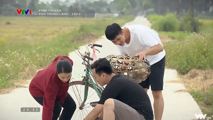 Phố trong làng - Tập 6: Vừa về làng, trung úy Đông đã ấp ủ được làm rể Tân Xuân - Ảnh 9. Phố trong làng - Tập 6: Vừa về làng, trung úy Đông đã ấp ủ được làm rể Tân Xuân - Ảnh 9.