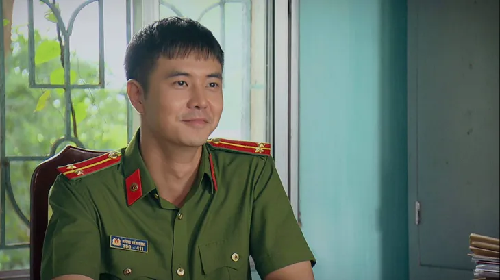 Phố trong làng - Tập 6: Vừa về làng, trung úy Đông đã ấp ủ được làm rể Tân Xuân - Ảnh 6. Phố trong làng - Tập 6: Vừa về làng, trung úy Đông đã ấp ủ được làm rể Tân Xuân - Ảnh 6.