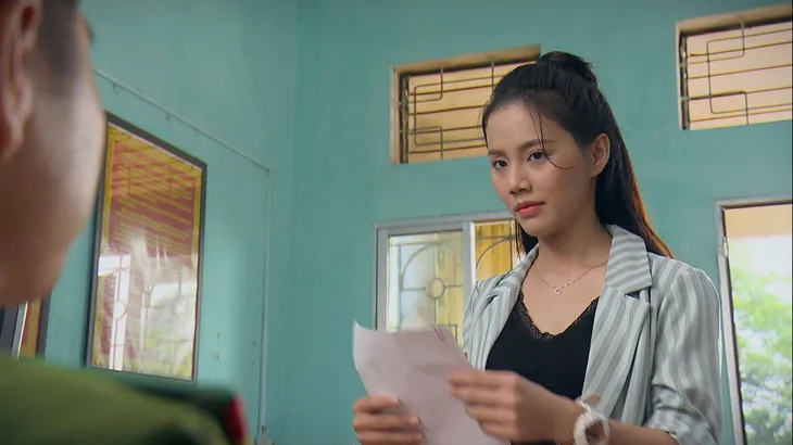 Phố trong làng - Tập 6: Vừa về làng, trung úy Đông đã ấp ủ được làm rể Tân Xuân - Ảnh 5. Phố trong làng - Tập 6: Vừa về làng, trung úy Đông đã ấp ủ được làm rể Tân Xuân - Ảnh 5.