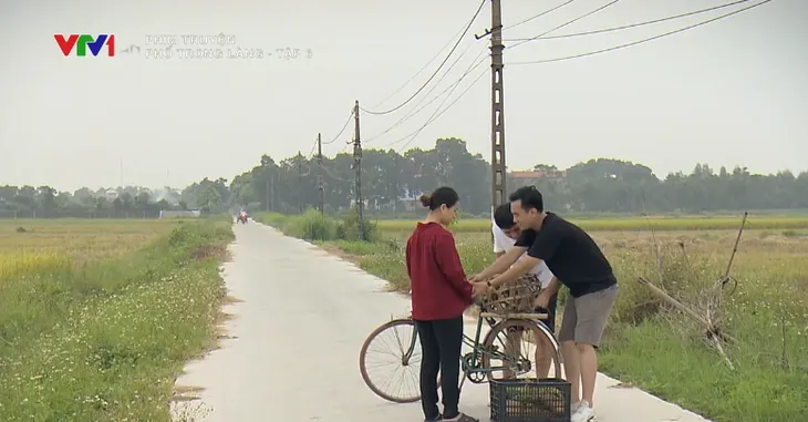 Phố trong làng - Tập 6: Vừa về làng, trung úy Đông đã ấp ủ được làm rể Tân Xuân - Ảnh 10. Phố trong làng - Tập 6: Vừa về làng, trung úy Đông đã ấp ủ được làm rể Tân Xuân - Ảnh 10.