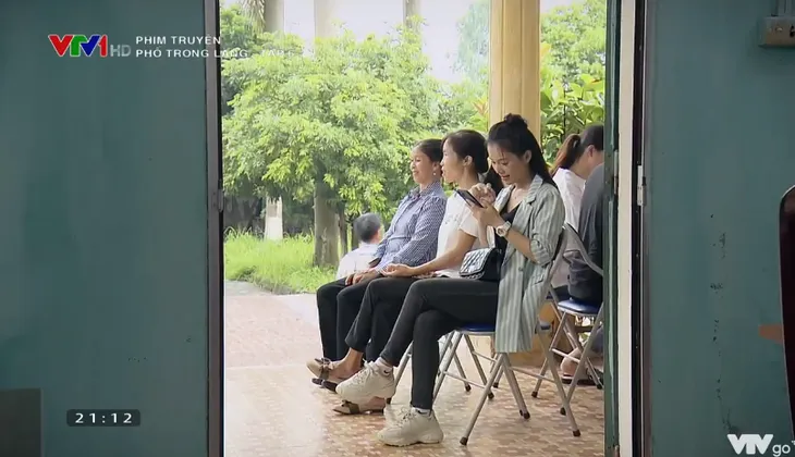 Phố trong làng - Tập 6: Vừa về làng, trung úy Đông đã ấp ủ được làm rể Tân Xuân - Ảnh 4. Phố trong làng - Tập 6: Vừa về làng, trung úy Đông đã ấp ủ được làm rể Tân Xuân - Ảnh 4.