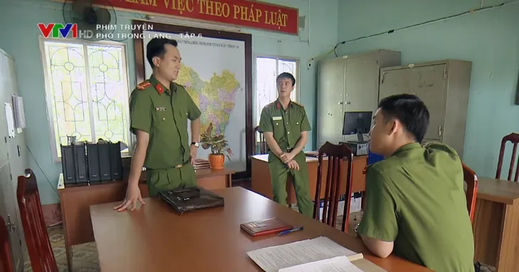 Phố trong làng - Tập 6: Vừa về làng, trung úy Đông đã ấp ủ được làm rể Tân Xuân - Ảnh 15. Phố trong làng - Tập 6: Vừa về làng, trung úy Đông đã ấp ủ được làm rể Tân Xuân - Ảnh 15.
