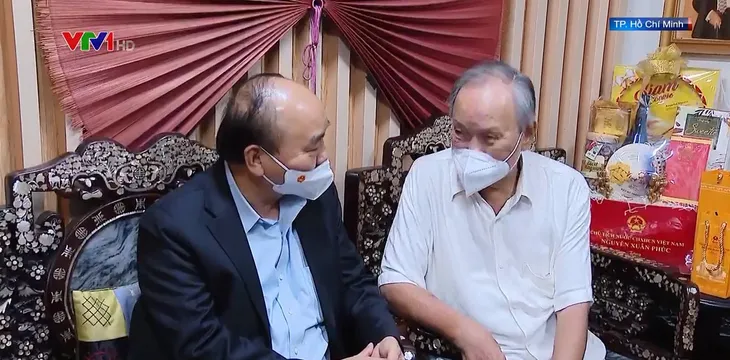 Chủ tịch nước thăm các nhà giáo tiêu biểu - Ảnh 1. Chủ tịch nước thăm các nhà giáo tiêu biểu - Ảnh 1.