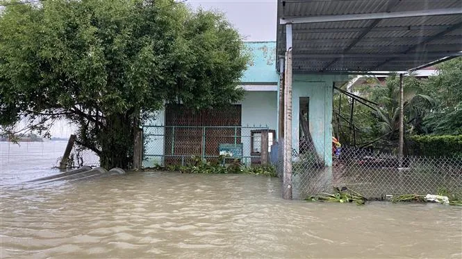 Mưa lớn tiếp tục gây ngập lụt, sạt lở tại Bình Định - Ảnh 1. Mưa lớn tiếp tục gây ngập lụt, sạt lở tại Bình Định - Ảnh 1.