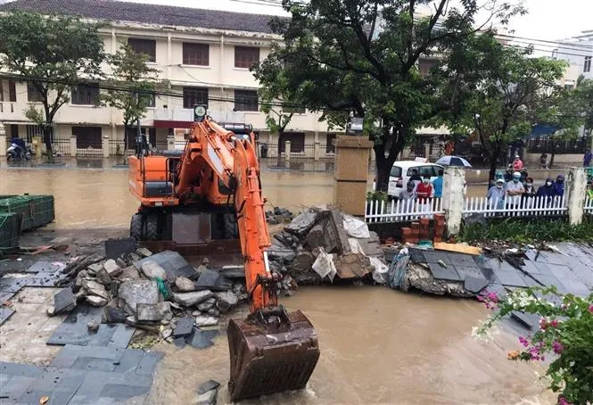 Mưa lớn tiếp tục gây ngập lụt, sạt lở tại Bình Định - Ảnh 9. Mưa lớn tiếp tục gây ngập lụt, sạt lở tại Bình Định - Ảnh 9.