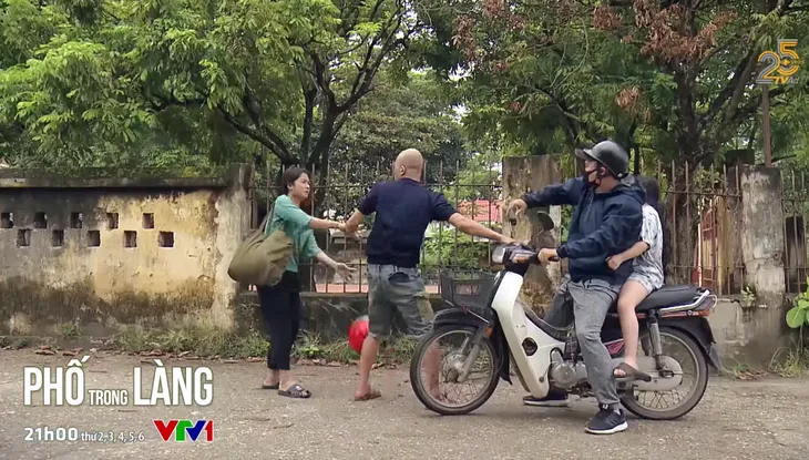 Phố trong làng - Tập 7: Mến tiếp tục giở thói vũ phu - Ảnh 3.