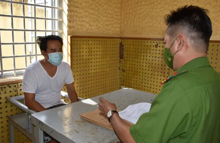 Tạm giữ đối tượng chém lìa bàn tay người khác - Ảnh 1. Tạm giữ đối tượng chém lìa bàn tay người khác - Ảnh 1.