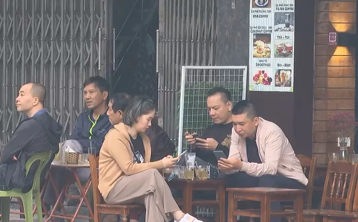 Nhiều hàng quán tại Hà Nội không đảm bảo giãn cách, truy vết gặp nhiều khó khăn - Ảnh 1. Nhiều hàng quán tại Hà Nội không đảm bảo giãn cách, truy vết gặp nhiều khó khăn - Ảnh 1.
