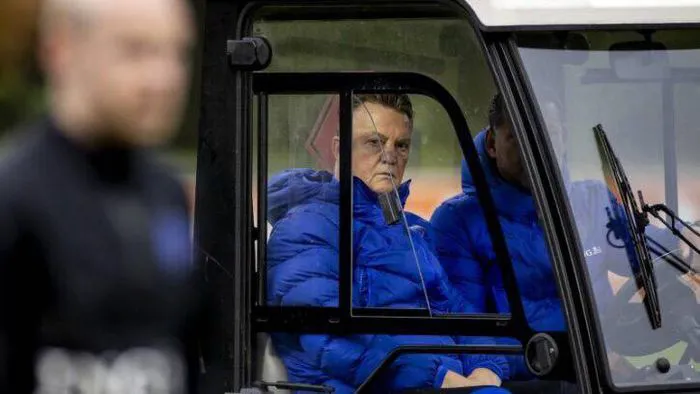 Louis Van Gaal sẽ ngồi xe lăn chỉ đạo ĐT Hà Lan - Ảnh 2. Louis Van Gaal sẽ ngồi xe lăn chỉ đạo ĐT Hà Lan - Ảnh 2.