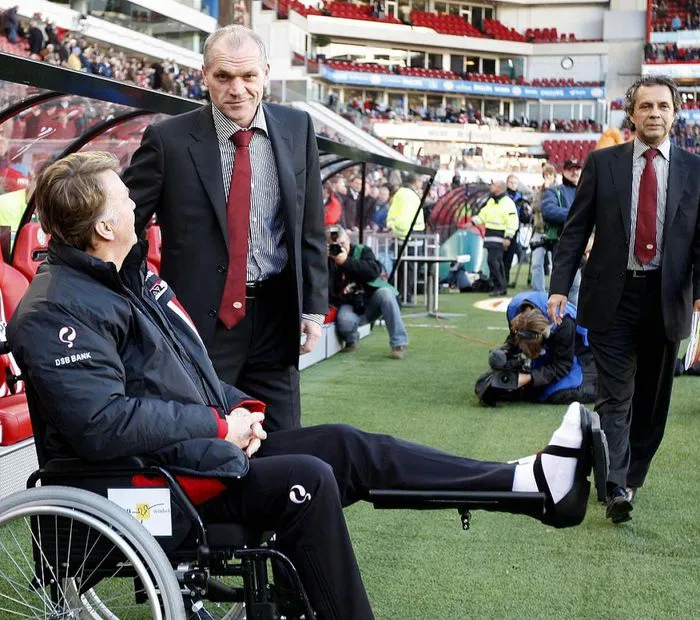 Louis Van Gaal sẽ ngồi xe lăn chỉ đạo ĐT Hà Lan - Ảnh 3. Louis Van Gaal sẽ ngồi xe lăn chỉ đạo ĐT Hà Lan - Ảnh 3.
