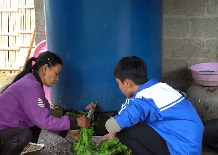 Cặp lá yêu thương: Hương vị tình thương của nam sinh mồ côi - Ảnh 1. Cặp lá yêu thương: Hương vị tình thương của nam sinh mồ côi - Ảnh 1.