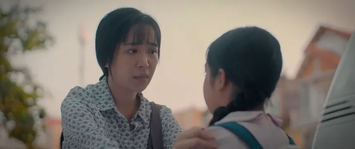 Thương ngày nắng về - Tập 2: Hoa bị bác ruột bắt cóc, mẹ bỏ rơi - Ảnh 9. Thương ngày nắng về - Tập 2: Hoa bị bác ruột bắt cóc, mẹ bỏ rơi - Ảnh 9.