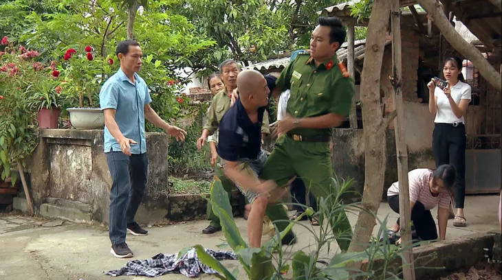 Phố trong làng - Tập 8: Nam bị kẻ xấu lợi dụng bóc phốt tràn lan trên mạng - Ảnh 5.