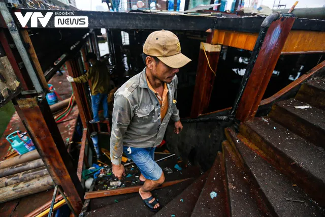 Cận cảnh dỡ bỏ “nghĩa địa du thuyền” hoang phế nhiều năm ở Hồ Tây - Ảnh 10. Cận cảnh dỡ bỏ “nghĩa địa du thuyền” hoang phế nhiều năm ở Hồ Tây - Ảnh 10.