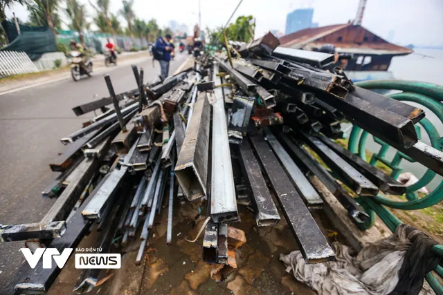 Cận cảnh dỡ bỏ “nghĩa địa du thuyền” hoang phế nhiều năm ở Hồ Tây - Ảnh 11. Cận cảnh dỡ bỏ “nghĩa địa du thuyền” hoang phế nhiều năm ở Hồ Tây - Ảnh 11.