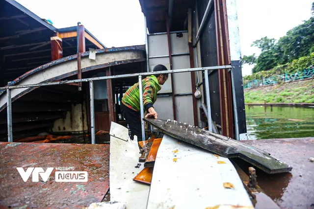 Cận cảnh dỡ bỏ “nghĩa địa du thuyền” hoang phế nhiều năm ở Hồ Tây - Ảnh 3. Cận cảnh dỡ bỏ “nghĩa địa du thuyền” hoang phế nhiều năm ở Hồ Tây - Ảnh 3.