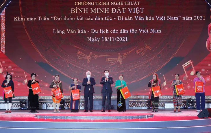 Đại đoàn kết dân tộc là di sản quý giá của truyền thống văn hóa Việt Nam - Ảnh 5. Đại đoàn kết dân tộc là di sản quý giá của truyền thống văn hóa Việt Nam - Ảnh 5.