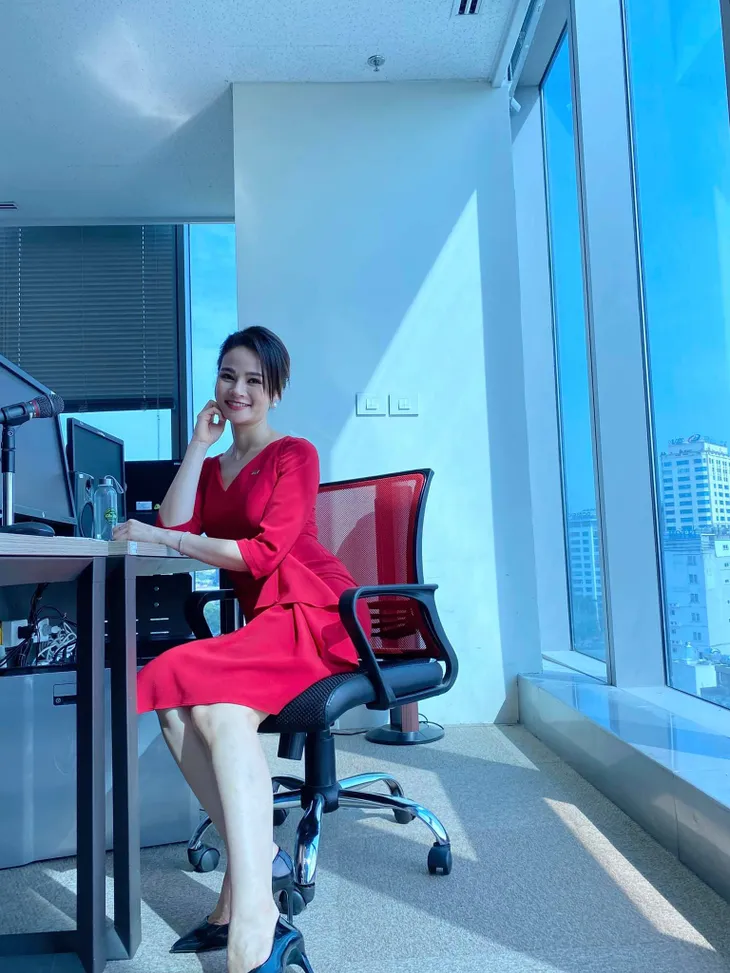Sắc hồng neon kén người mặc nhưng không làm khó loạt BTV xinh đẹp - Ảnh 5. Sắc hồng neon kén người mặc nhưng không làm khó loạt BTV xinh đẹp - Ảnh 5.