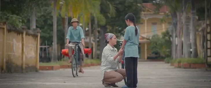 Thương ngày nắng về - Tập 3: Bé Hoa có cách lấy lòng chị Khánh? - Ảnh 7. Thương ngày nắng về - Tập 3: Bé Hoa có cách lấy lòng chị Khánh? - Ảnh 7.