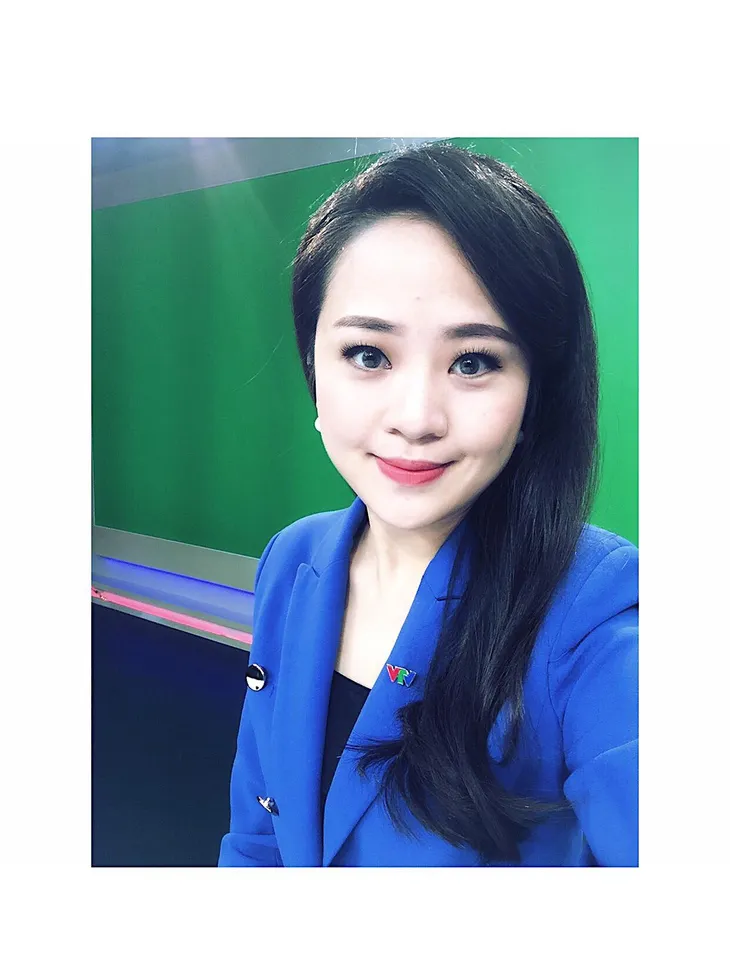 Loạt trang phục dẫn sắc xanh nổi bật của BTV Ngọc Bích - Ảnh 18.
