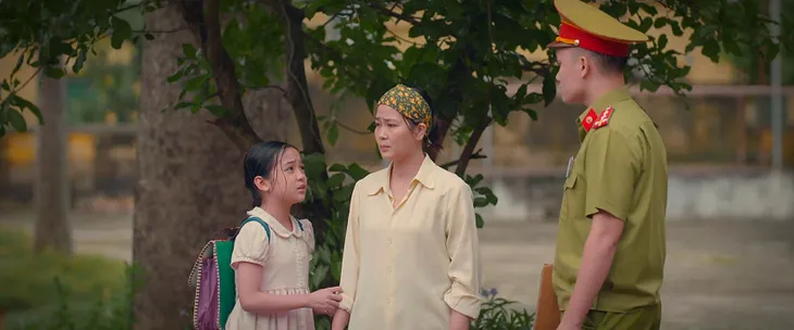 Thương ngày nắng về - Tập 3: Bé Hoa có cách lấy lòng chị Khánh? - Ảnh 2. Thương ngày nắng về - Tập 3: Bé Hoa có cách lấy lòng chị Khánh? - Ảnh 2.