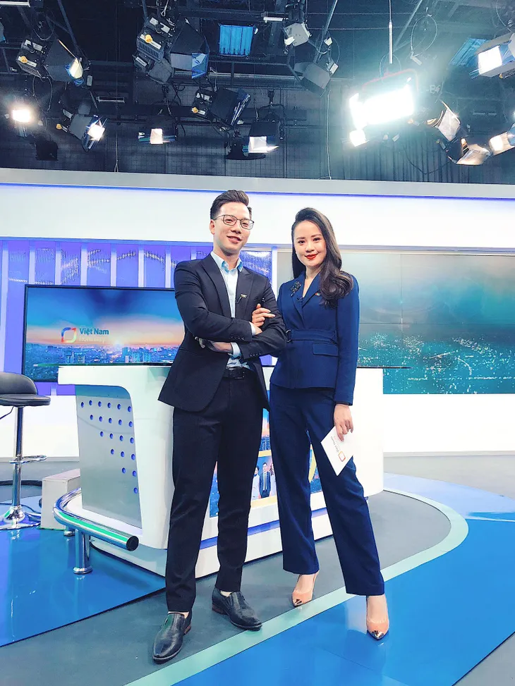 Loạt trang phục dẫn sắc xanh nổi bật của BTV Ngọc Bích - Ảnh 19.