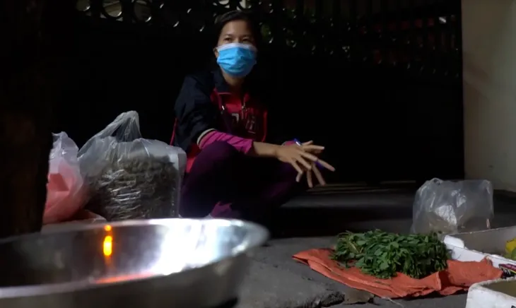 Nghịch lý ở bệnh viện giữa Thủ đô: Bác sĩ phải đi bán rau - Ảnh 8. Nghịch lý ở bệnh viện giữa Thủ đô: Bác sĩ phải đi bán rau - Ảnh 8.