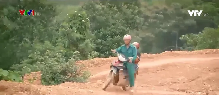 Cậu bé vượt qua những con dốc hiểm trở để tìm con chữ - Ảnh 1. Cậu bé vượt qua những con dốc hiểm trở để tìm con chữ - Ảnh 1.