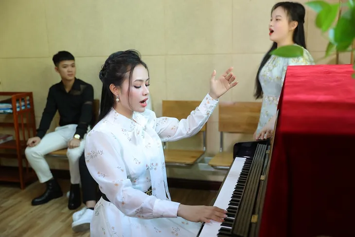 Bộ đôi Quán quân Sao mai ra mắt MV chào mừng ngày Nhà giáo Việt Nam 20/11 - Ảnh 2. Bộ đôi Quán quân Sao mai ra mắt MV chào mừng ngày Nhà giáo Việt Nam 20/11 - Ảnh 2.